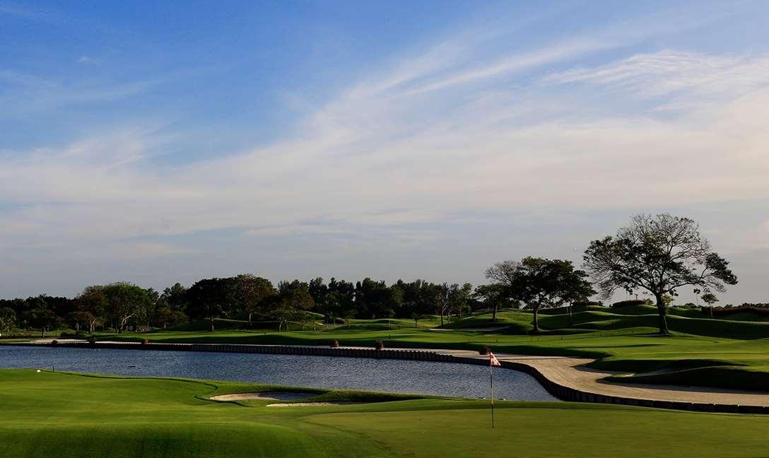 Dusit Thani Laguna Singapur Zewnętrze zdjęcie The 17th hole at the 2013 PGA Championship