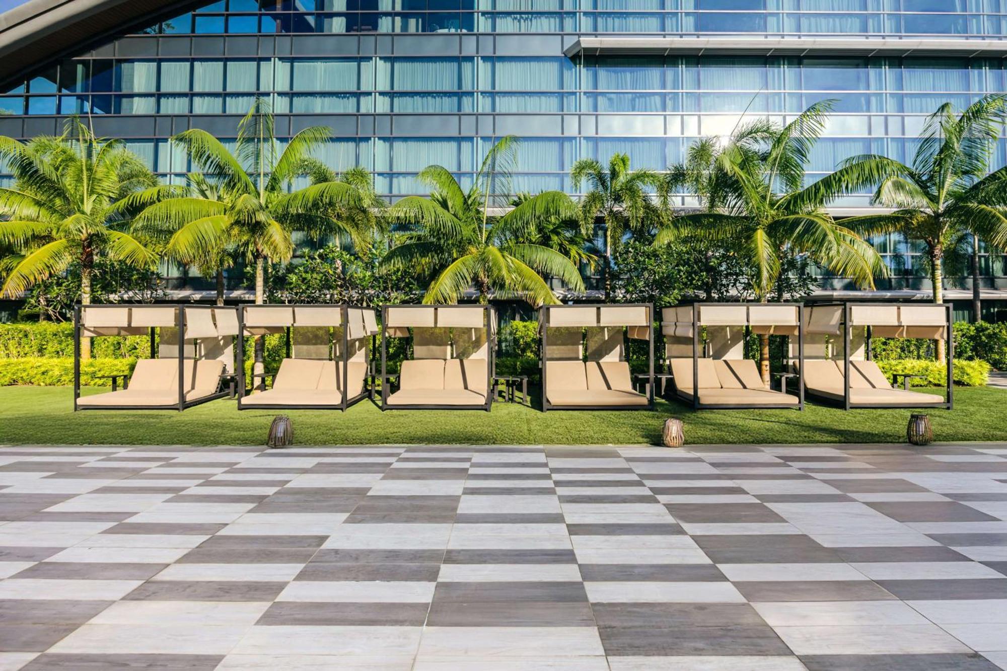 Dusit Thani Laguna Singapur Zewnętrze zdjęcie The pool deck at the Westin